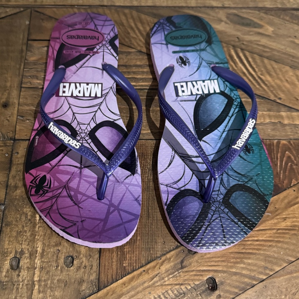 Havaianas Marvel Spider-Man Flip Flops - Purple and Black - Picture 2 of 6